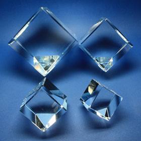 Vier Kristallglaswürfel on-edge mit unterschiedlichen Größen