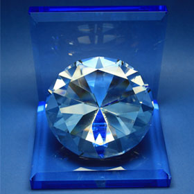 Großer Diamant mit blauem Standfuß