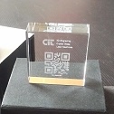 Resultat der Lasergravur, CiT Logo mit QR-Code und zwei zusätzlichen Schriftblöcken lasergraviert in 60x60x20mm Kristallglas